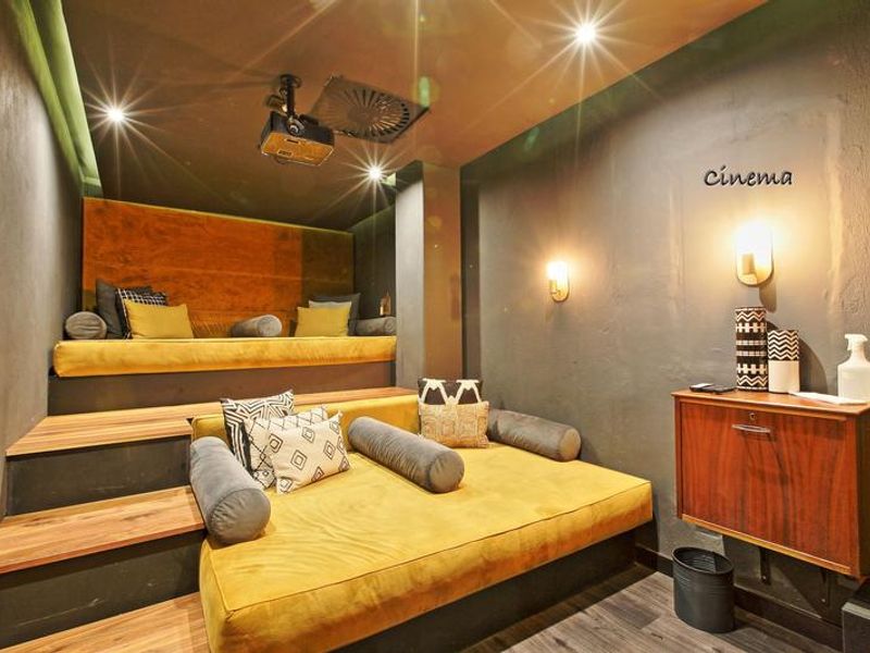 Fully Furnished Modern Studio Apartment In Sandton - Stay, Work & Experience! - Photo 8