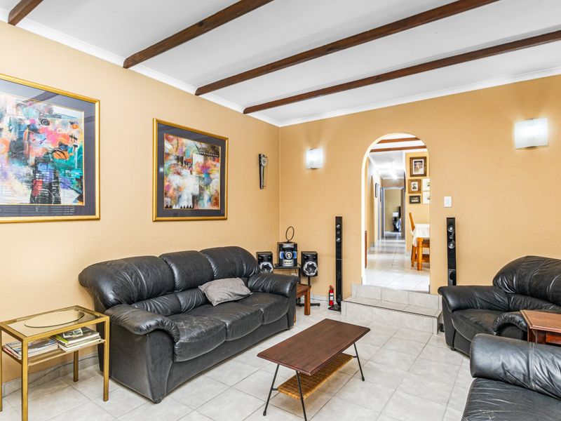 3 Bedroom, 1 Bathroom Home with Double Garage and Double Carport - Photo 4