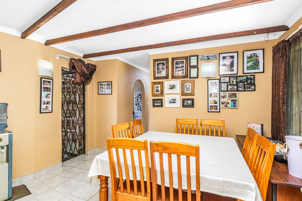 3 Bedroom, 1 Bathroom Home with Double Garage and Double Carport - Photo 5