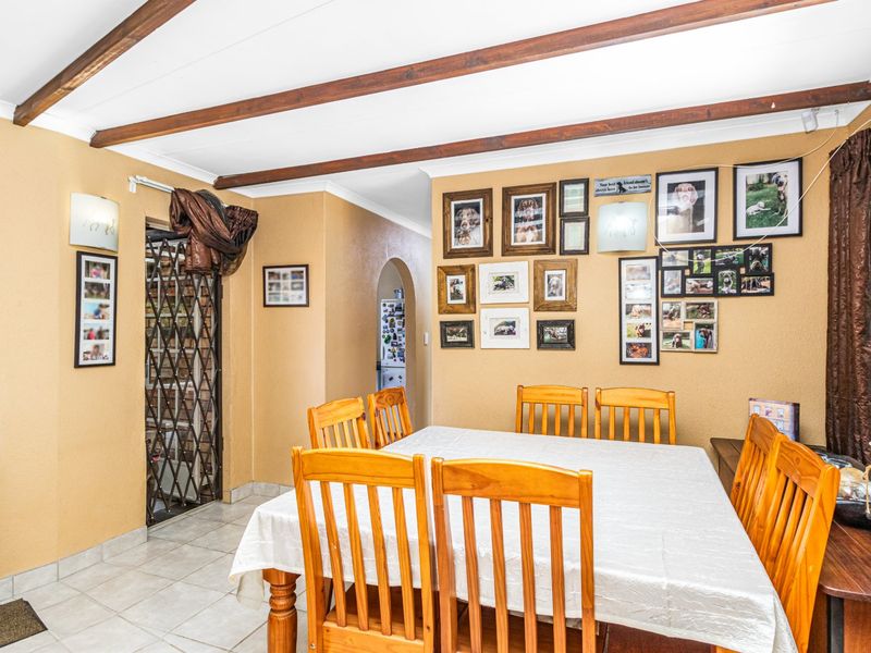 3 Bedroom, 1 Bathroom Home with Double Garage and Double Carport - Photo 5