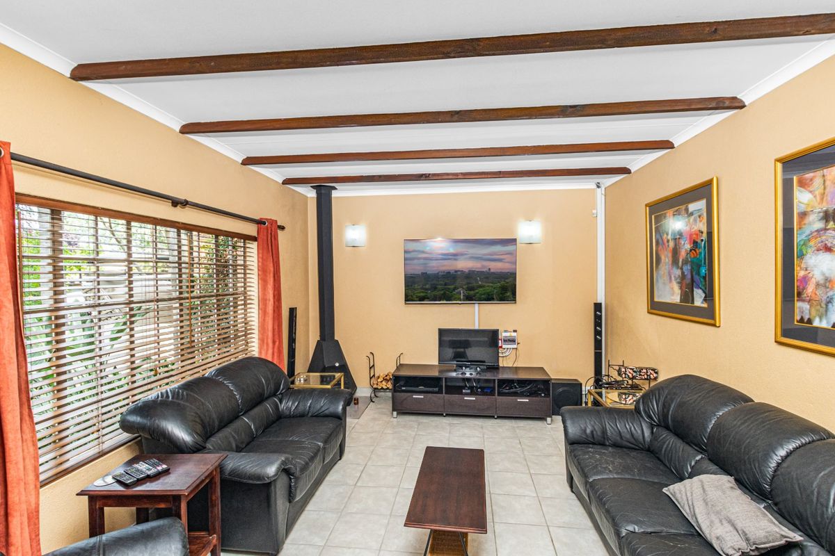 3 Bedroom, 1 Bathroom Home with Double Garage and Double Carport - Photo 3