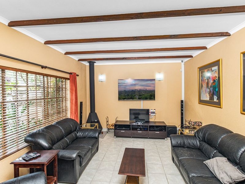 3 Bedroom, 1 Bathroom Home with Double Garage and Double Carport - Photo 3