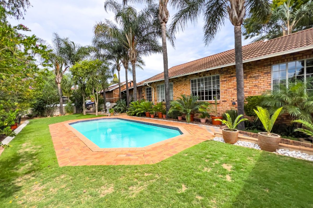 3 Bedroom, 1 Bathroom Home with Double Garage and Double Carport - Photo 2