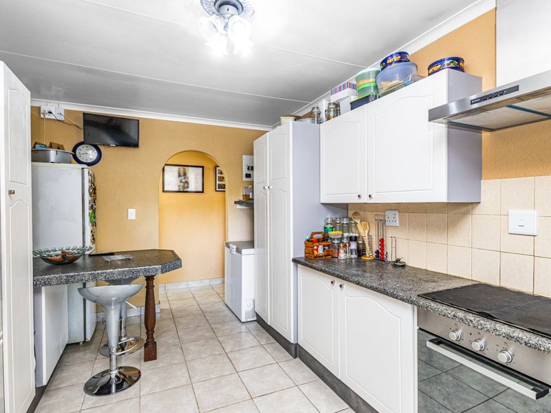 3 Bedroom, 1 Bathroom Home with Double Garage and Double Carport - Photo 9