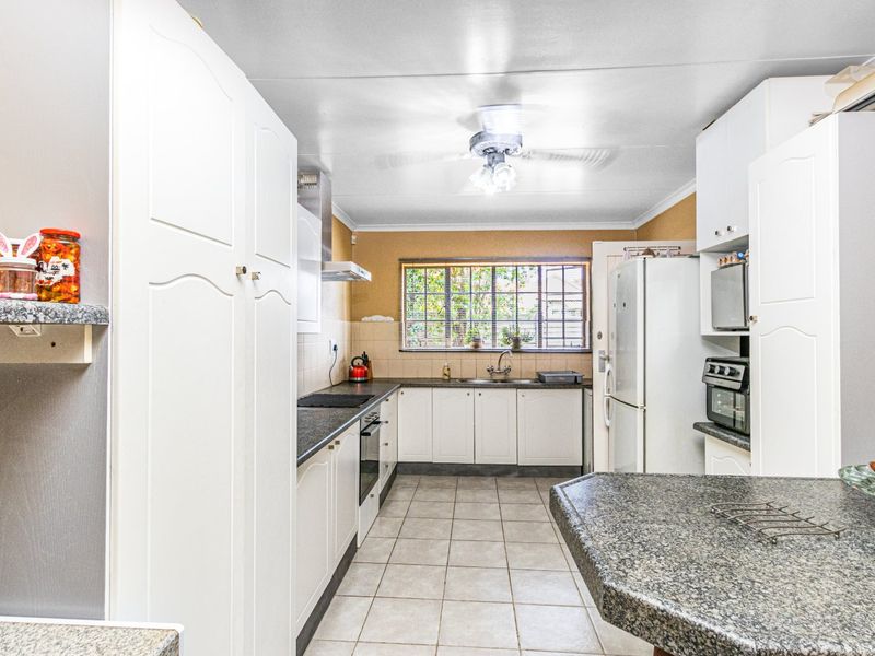 3 Bedroom, 1 Bathroom Home with Double Garage and Double Carport - Photo 7