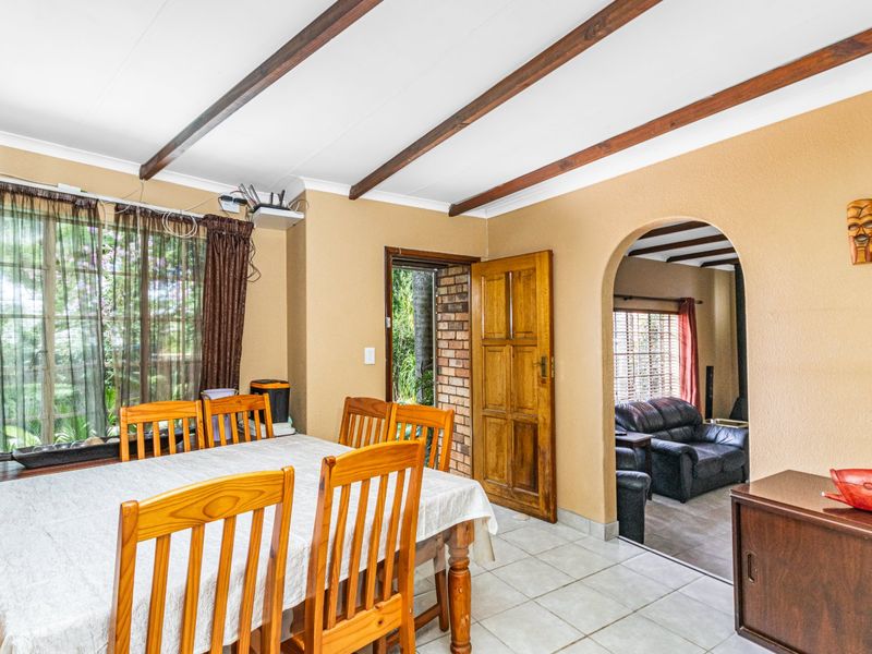 3 Bedroom, 1 Bathroom Home with Double Garage and Double Carport - Photo 6