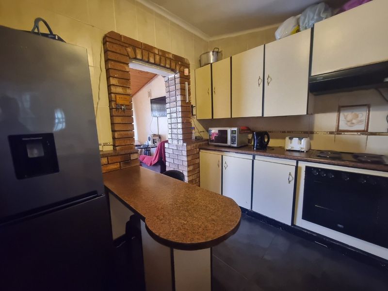 Charming 3-Bedroom Family Home for Sale – With Approved Plans for Expansion! - Photo 10