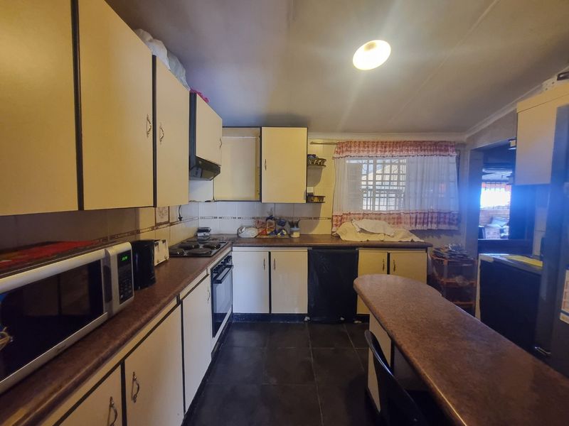 Charming 3-Bedroom Family Home for Sale – With Approved Plans for Expansion! - Photo 7