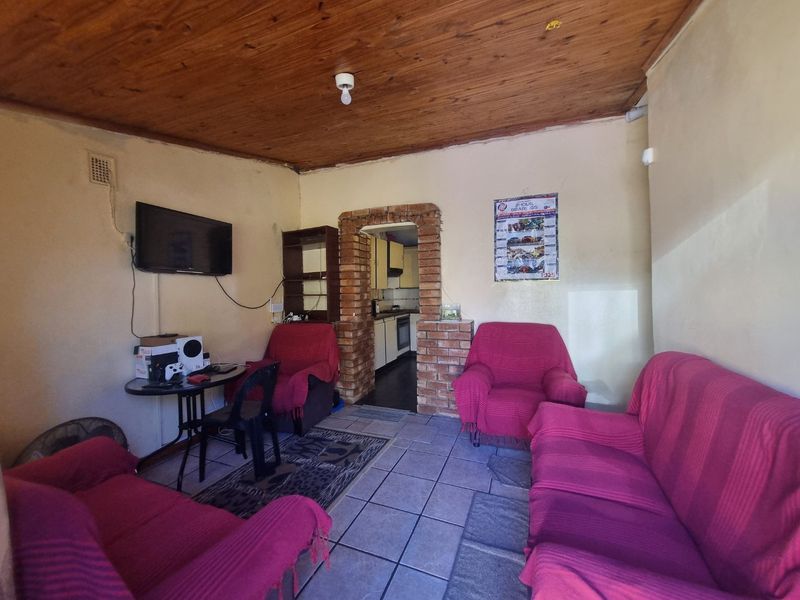 Charming 3-Bedroom Family Home for Sale – With Approved Plans for Expansion! - Photo 6