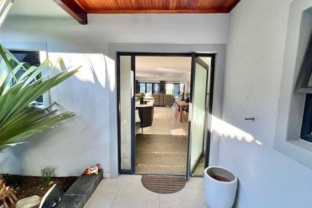 An Elegant Sanctuary In Shelly Beach’s Finest Eco Estate - Photo 4