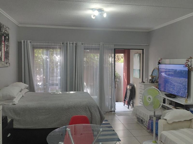 Prime Investment Opportunity - Stylish Studio in Secure Estate/Lonehill With Tenant - Photo 4