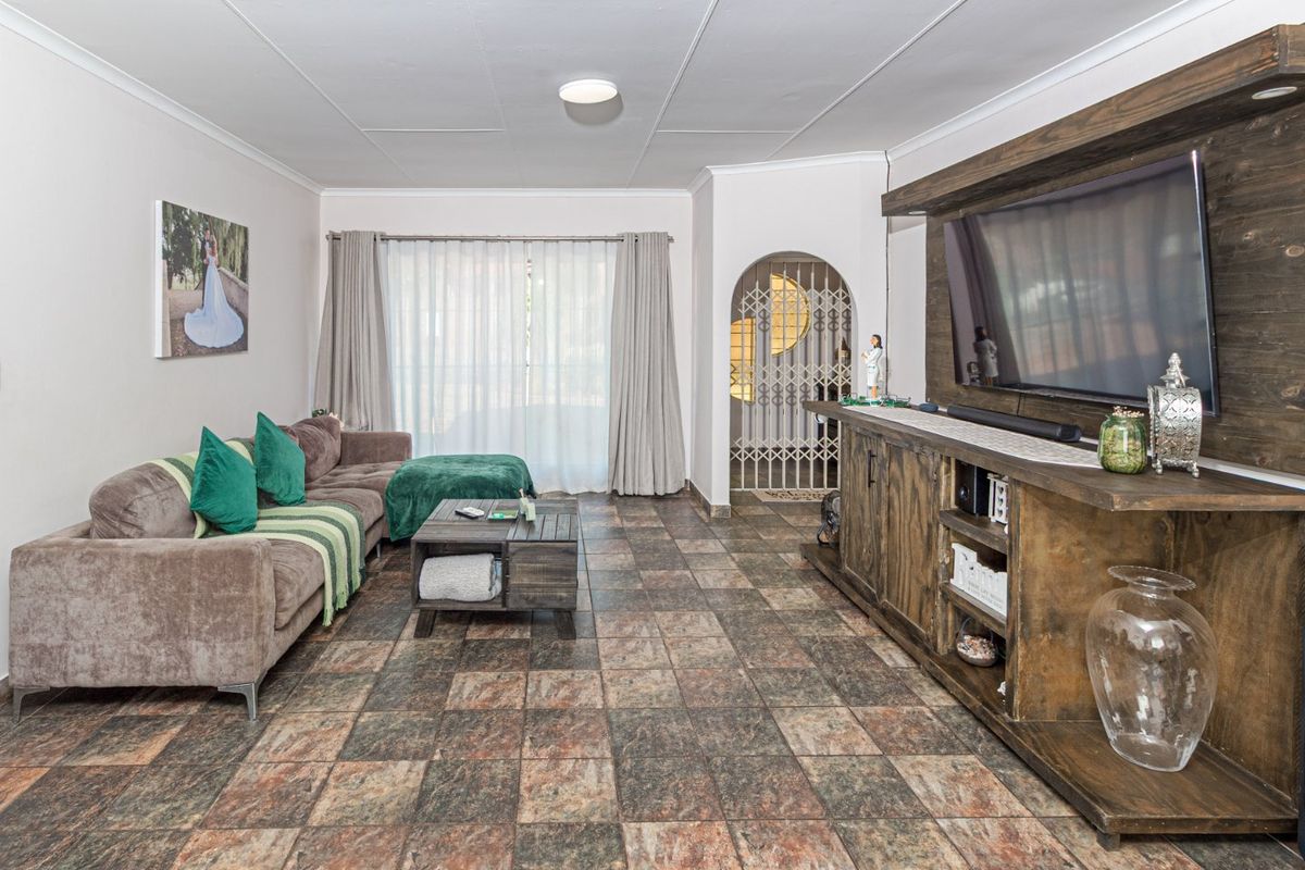 URGENT SALE – PRICE DROPPED TO R1,799,000!!!  OWNER NEEDS TO SELL NOW – ALL OFFERS WILL BE CONSIDERED!   - Photo 3