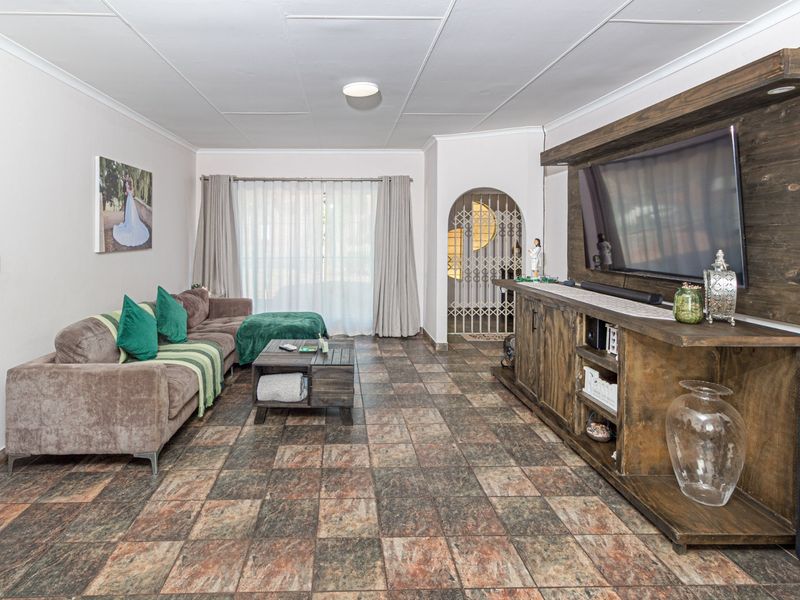 URGENT SALE – PRICE DROPPED TO R1,799,000!!!  OWNER NEEDS TO SELL NOW – ALL OFFERS WILL BE CONSIDERED!   - Photo 3