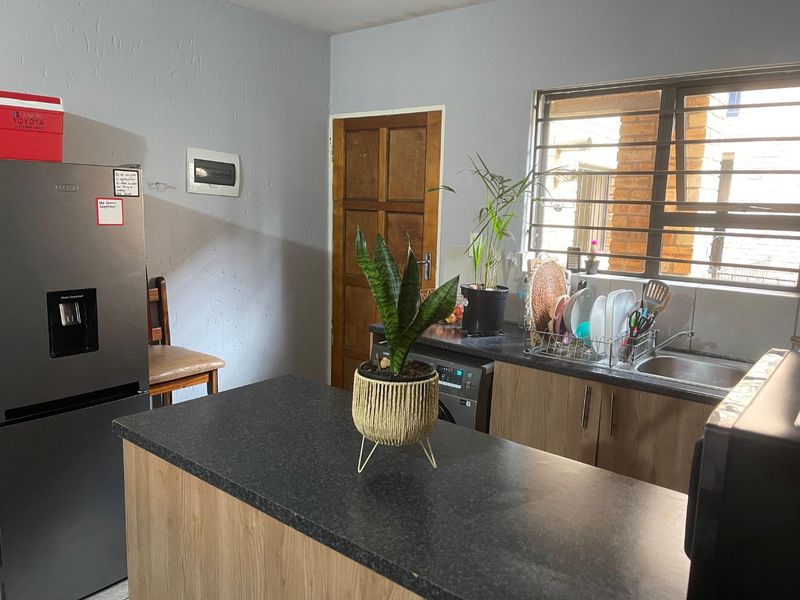 This charming ground-floor 2 bedrooms and 2 bathrooms - Photo 5