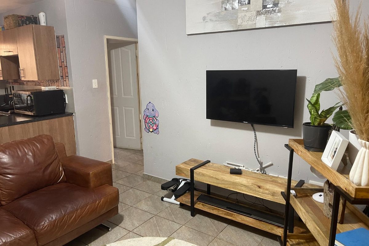 This charming ground-floor 2 bedrooms and 2 bathrooms - Photo 4