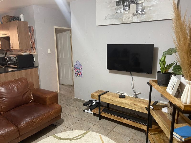 This charming ground-floor 2 bedrooms and 2 bathrooms - Photo 4