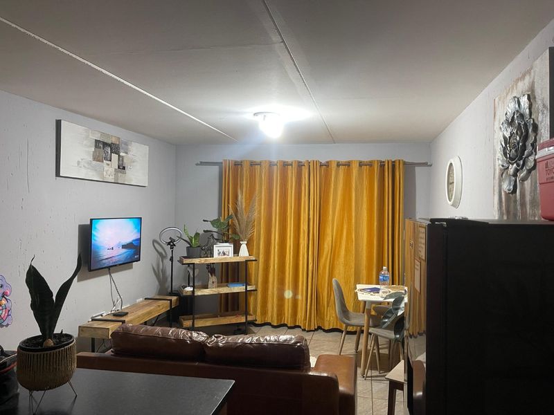 This charming ground-floor 2 bedrooms and 2 bathrooms - Photo 2