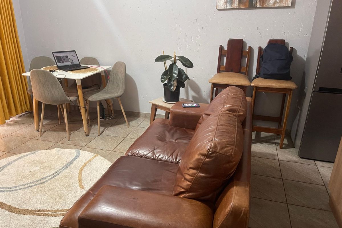 This charming ground-floor 2 bedrooms and 2 bathrooms - Photo 3