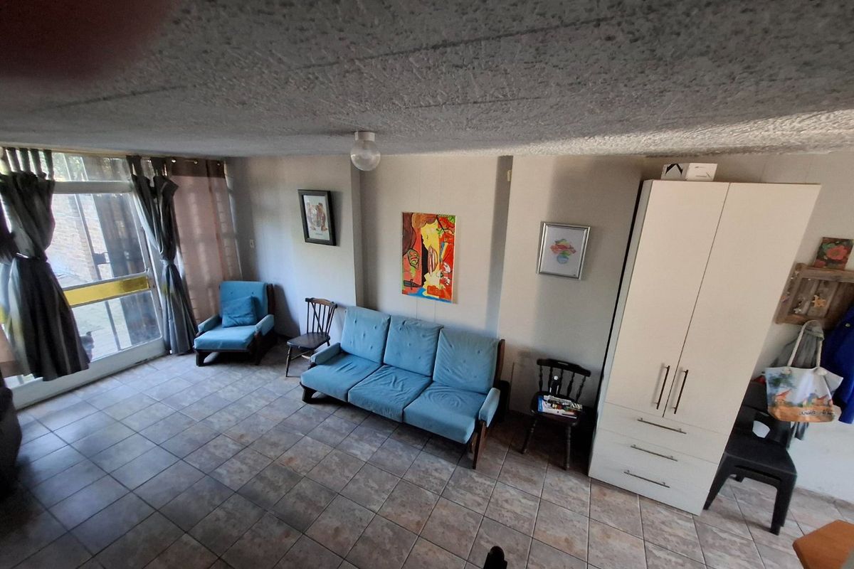 Townhouse Private Garden Garage Braai Area - Photo 2