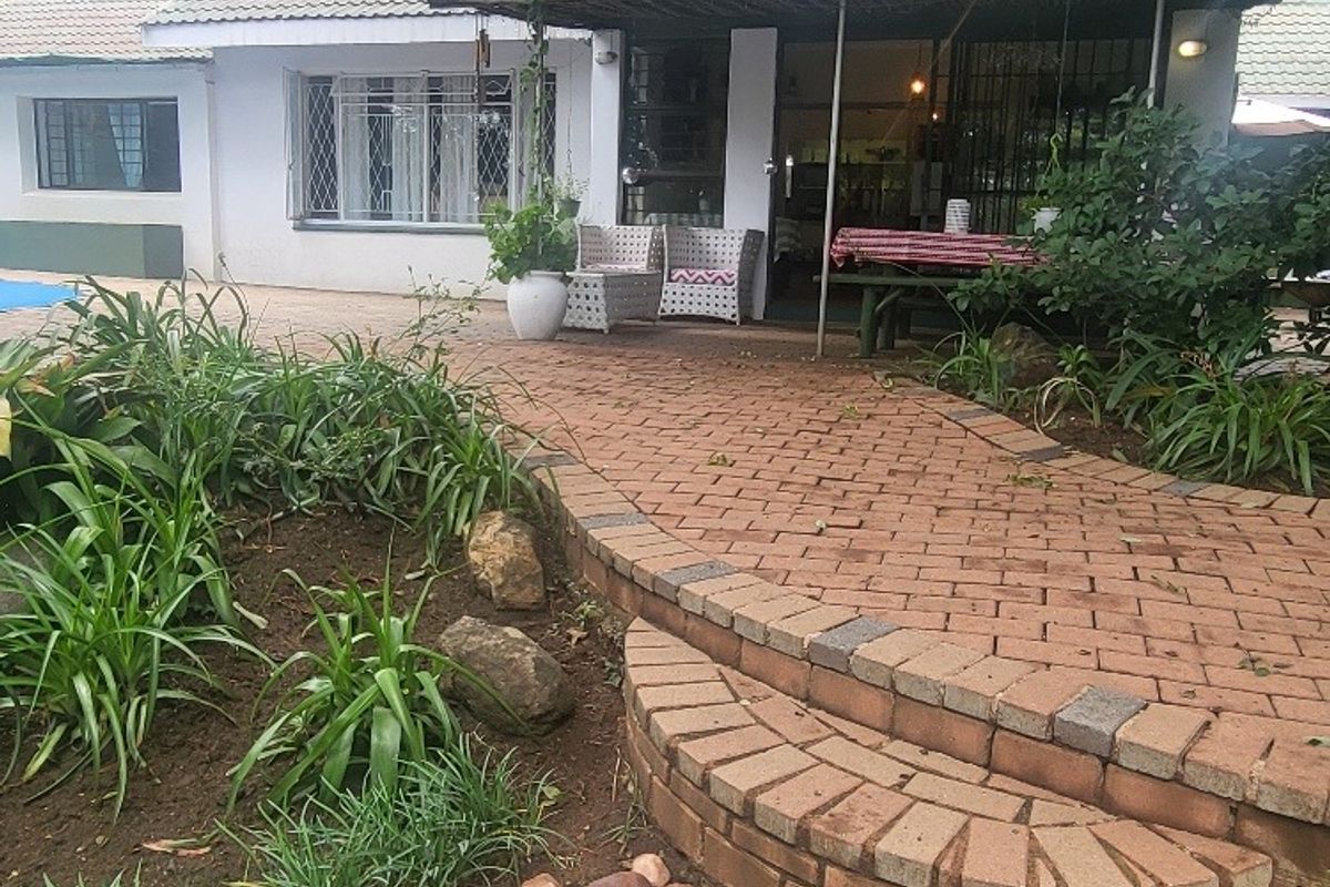 MUCH LOVED, INCOME GENERATING, ESTABLISHED OLDER FAMILY HOME! - Photo 2