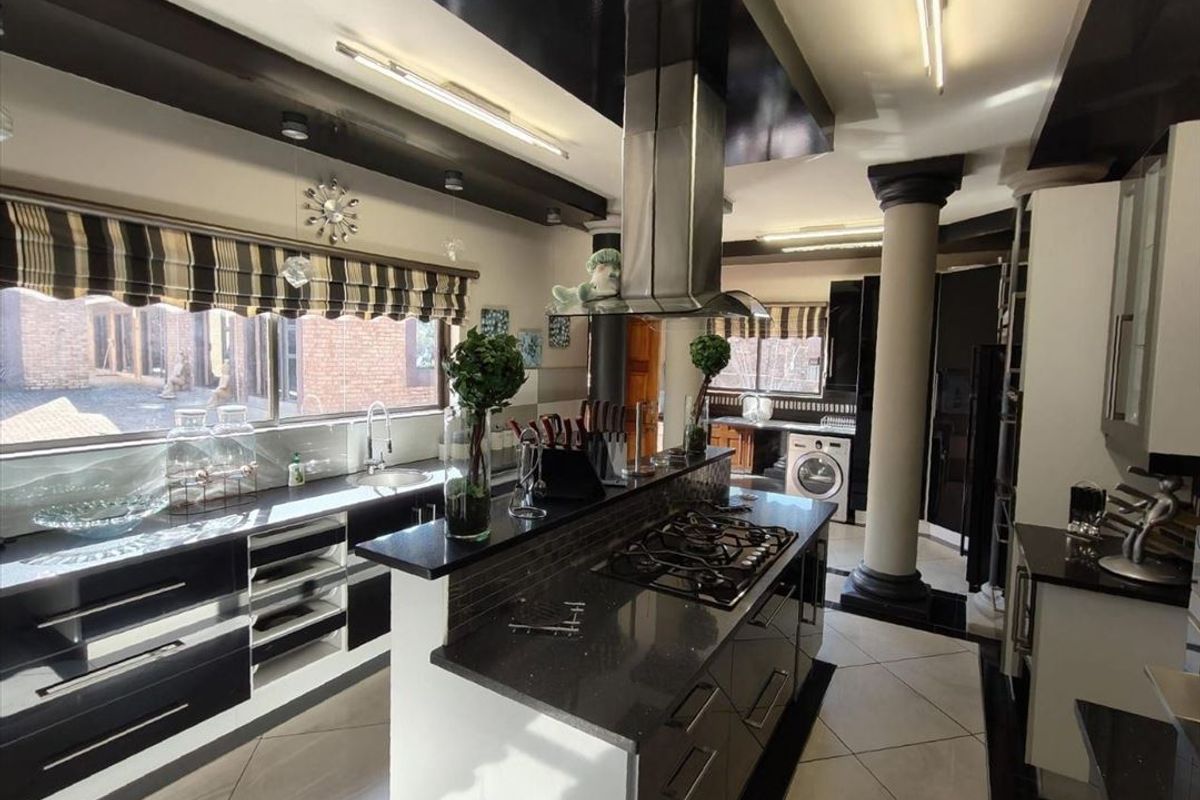 Ultimate Style & Luxury topped off with magnificent waterfront views  - Photo 2