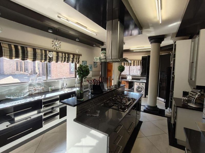 Ultimate Style & Luxury topped off with magnificent waterfront views  - Photo 2