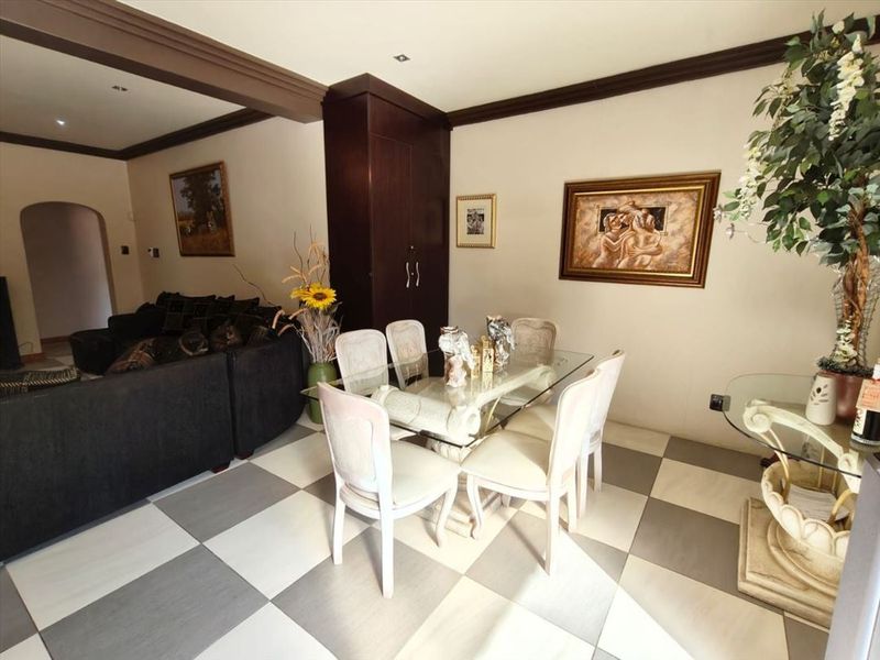 Ultimate Style & Luxury topped off with magnificent waterfront views  - Photo 10