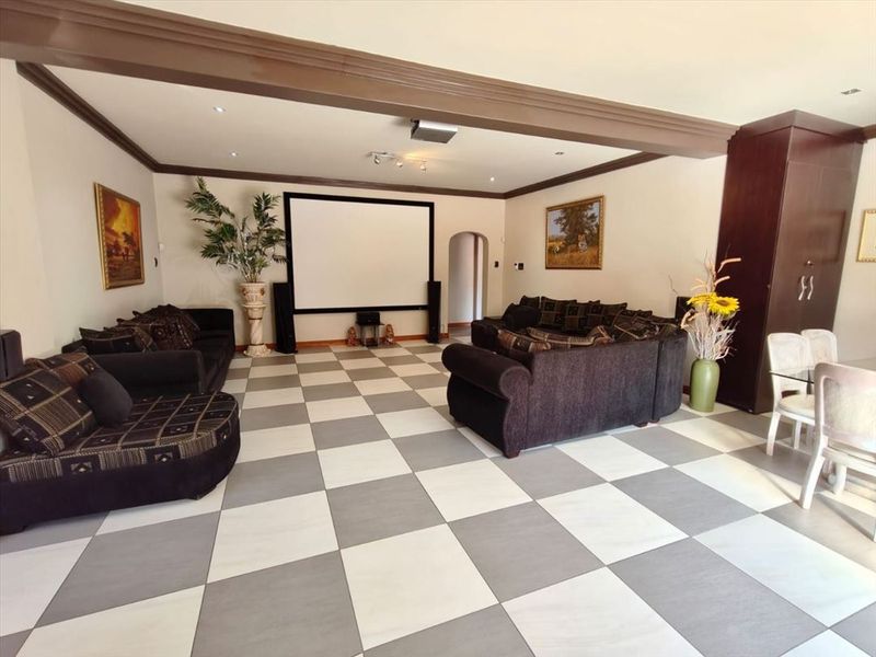 Ultimate Style & Luxury topped off with magnificent waterfront views  - Photo 8