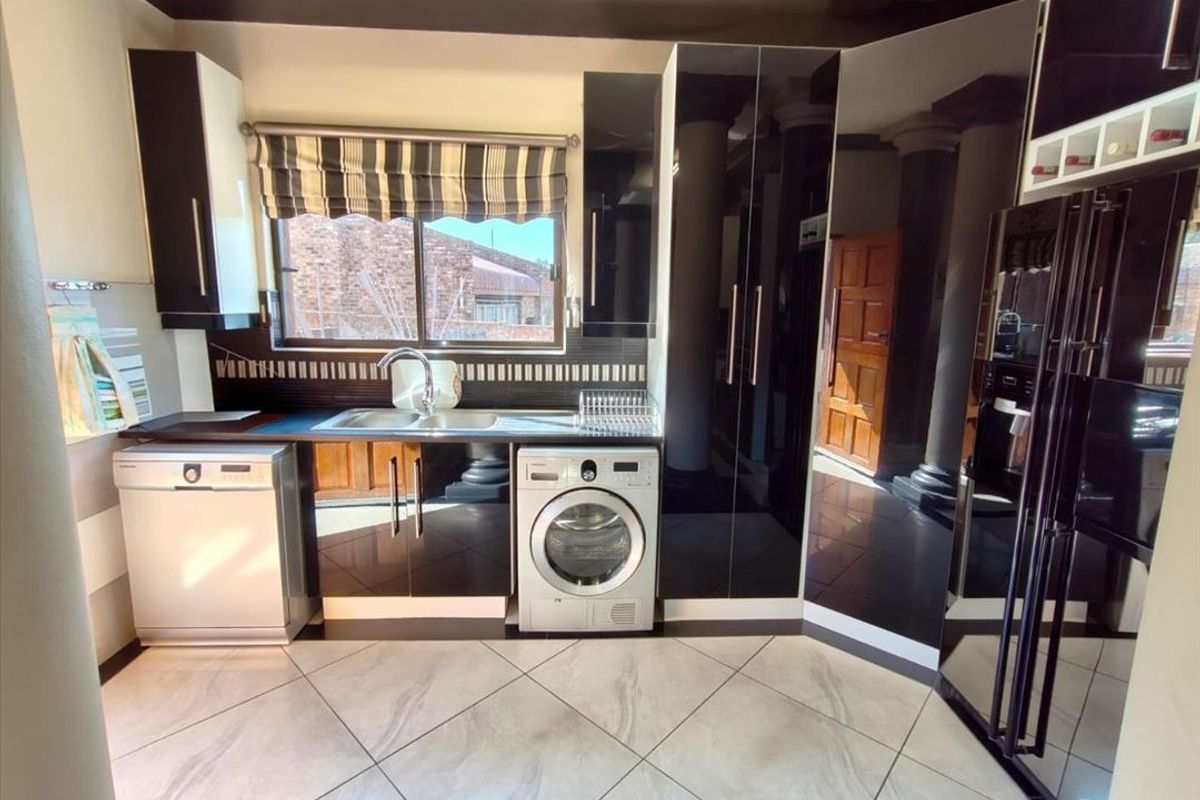 Ultimate Style & Luxury topped off with magnificent waterfront views  - Photo 5