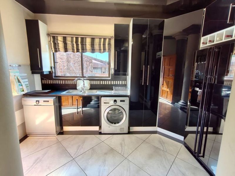 Ultimate Style & Luxury topped off with magnificent waterfront views  - Photo 5