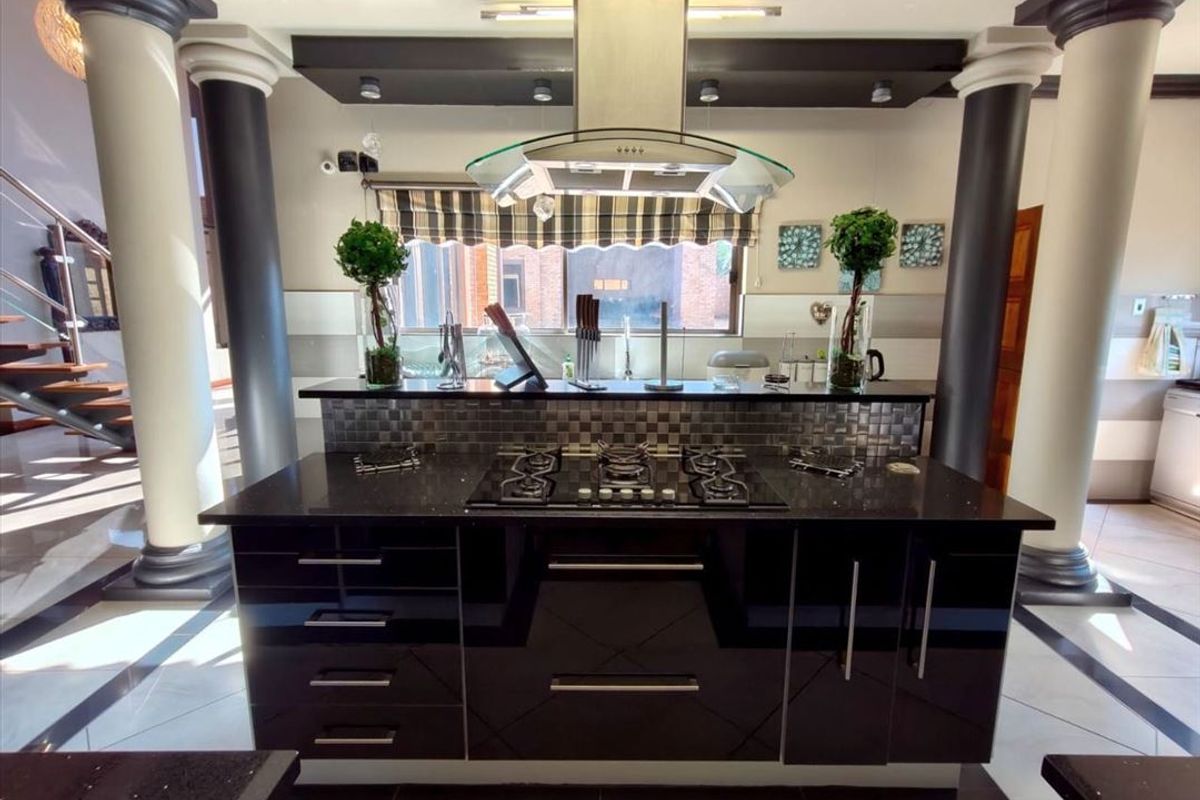 Ultimate Style & Luxury topped off with magnificent waterfront views  - Photo 3