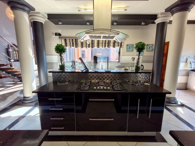 Ultimate Style & Luxury topped off with magnificent waterfront views  - Photo 3