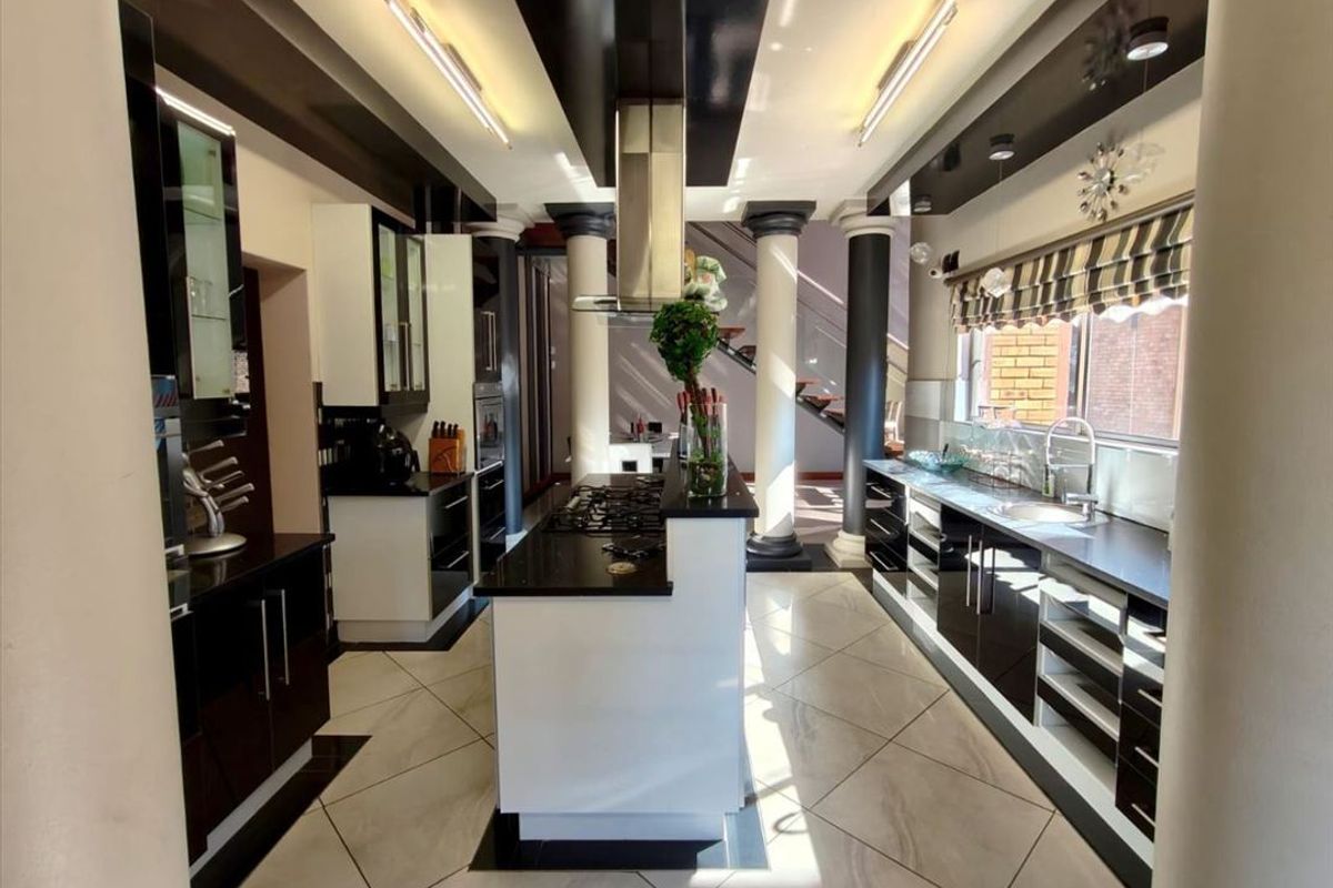 Ultimate Style & Luxury topped off with magnificent waterfront views  - Photo 4