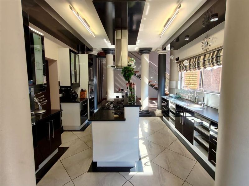 Ultimate Style & Luxury topped off with magnificent waterfront views  - Photo 4