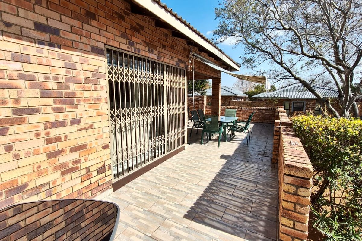 3-Bedroom Home with Private Waterfront Access, Boat & Jet Ski - Photo 3