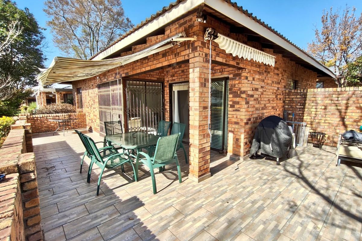 3-Bedroom Home with Private Waterfront Access, Boat & Jet Ski - Photo 2