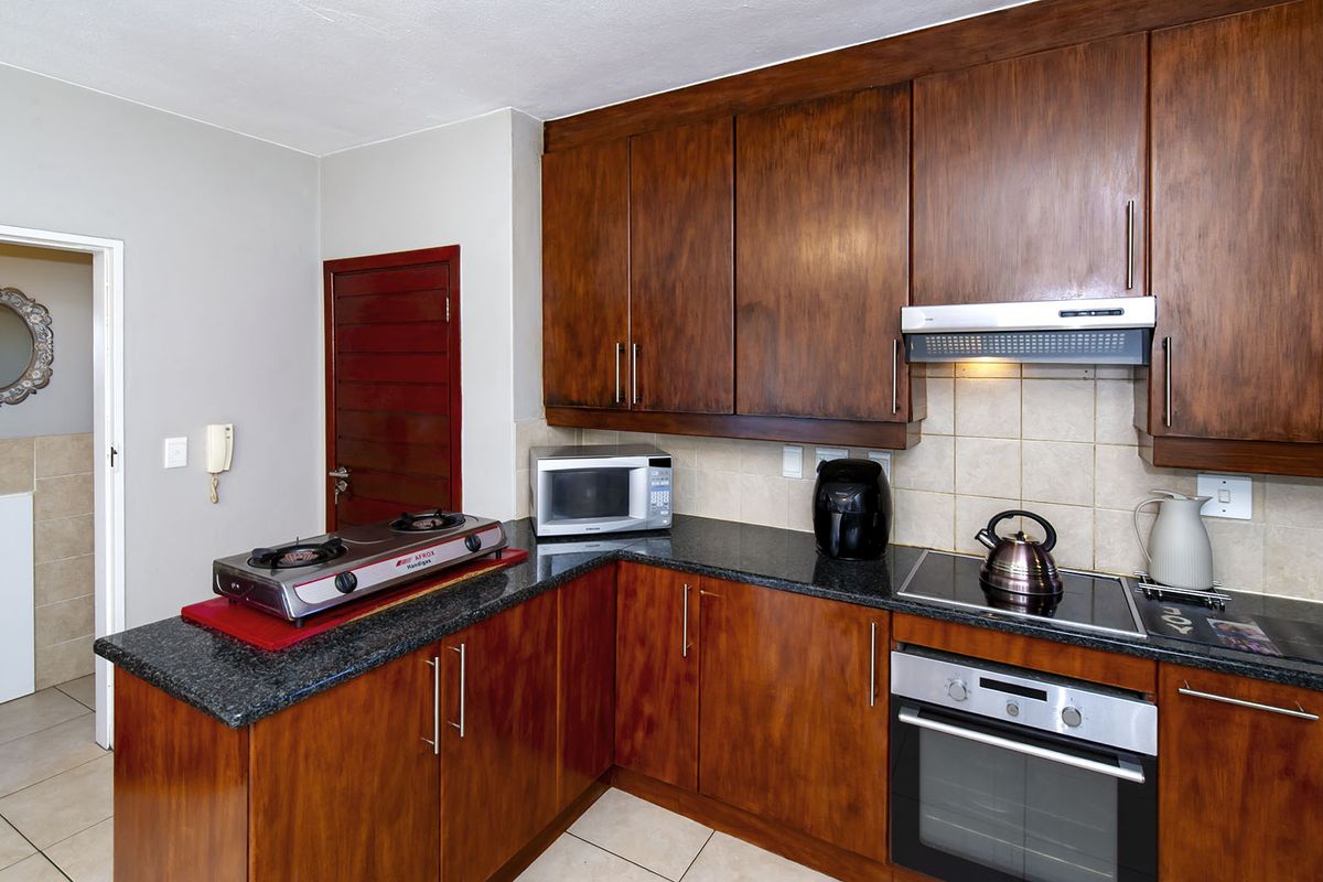 Move-In Ready 3-Bedroom Duplex with Private Garden in Secure, Pet-Friendly Eastleigh Complex! - Photo 4