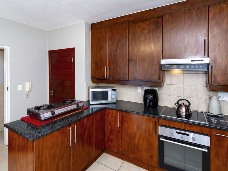 Move-In Ready 3-Bedroom Duplex with Private Garden in Secure, Pet-Friendly Eastleigh Complex! - Photo 4