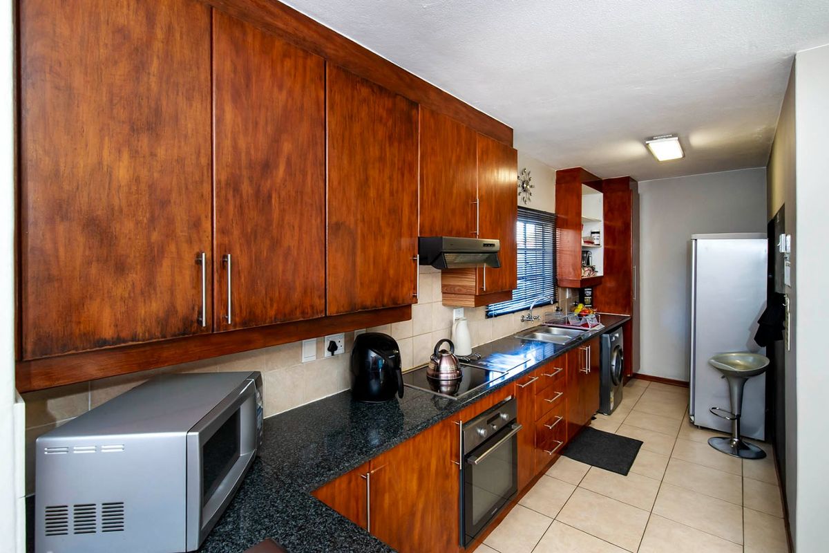 Move-In Ready 3-Bedroom Duplex with Private Garden in Secure, Pet-Friendly Eastleigh Complex! - Photo 5