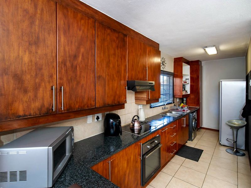 Move-In Ready 3-Bedroom Duplex with Private Garden in Secure, Pet-Friendly Eastleigh Complex! - Photo 5