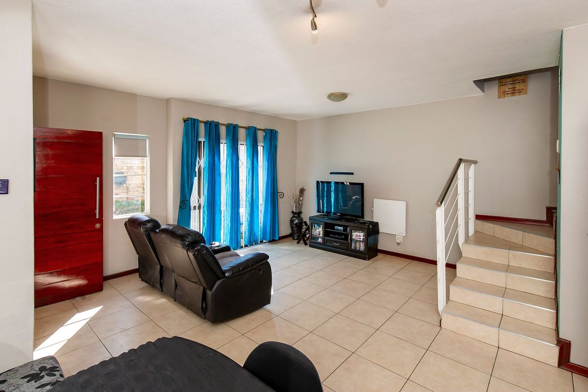 Move-In Ready 3-Bedroom Duplex with Private Garden in Secure, Pet-Friendly Eastleigh Complex! - Photo 3