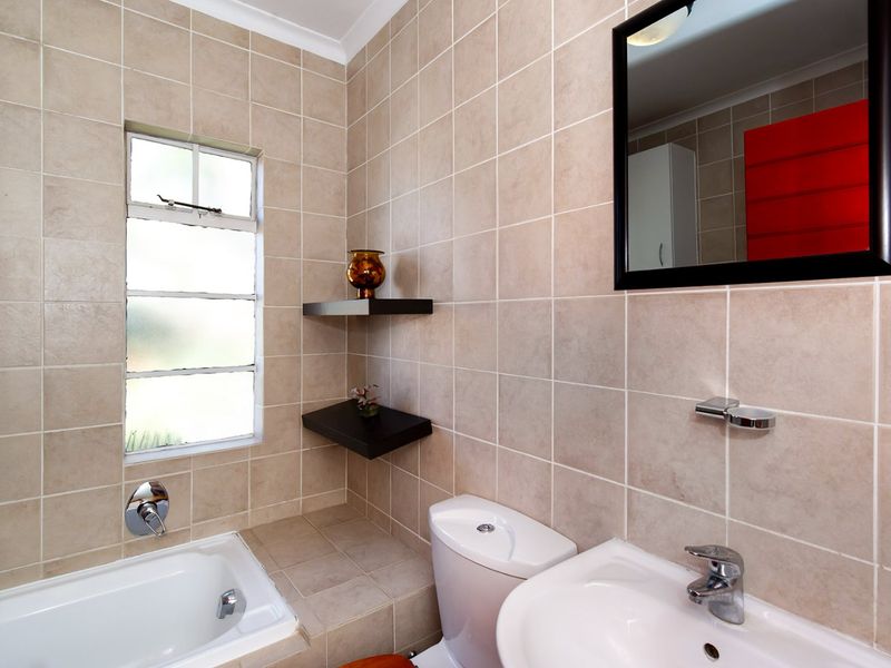 Move-In Ready 3-Bedroom Duplex with Private Garden in Secure, Pet-Friendly Eastleigh Complex! - Photo 10