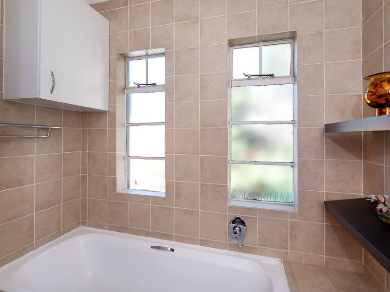 Move-In Ready 3-Bedroom Duplex with Private Garden in Secure, Pet-Friendly Eastleigh Complex! - Photo 9