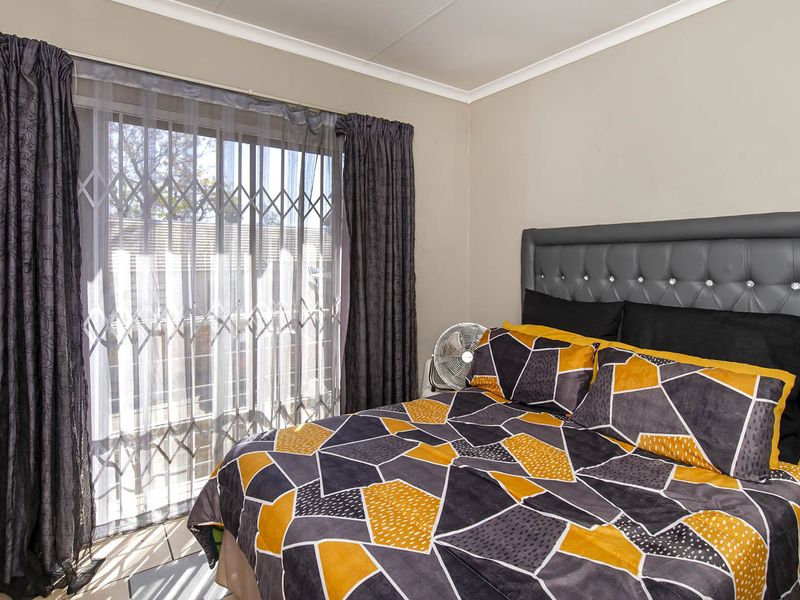 Move-In Ready 3-Bedroom Duplex with Private Garden in Secure, Pet-Friendly Eastleigh Complex! - Photo 8