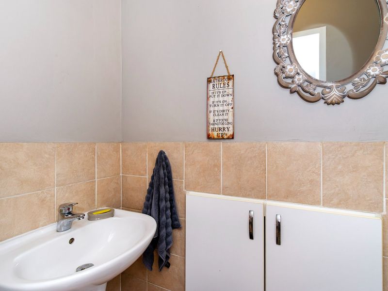 Move-In Ready 3-Bedroom Duplex with Private Garden in Secure, Pet-Friendly Eastleigh Complex! - Photo 6