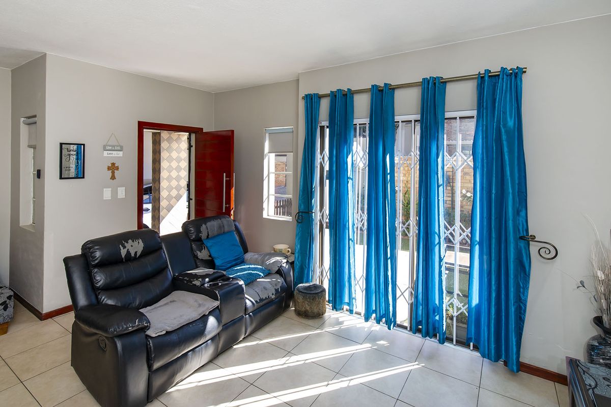 Move-In Ready 3-Bedroom Duplex with Private Garden in Secure, Pet-Friendly Eastleigh Complex! - Photo 2