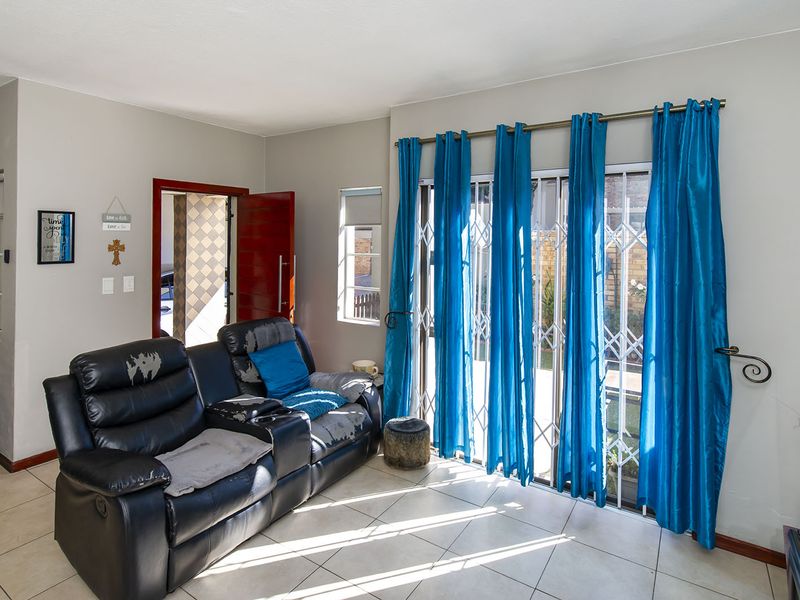 Move-In Ready 3-Bedroom Duplex with Private Garden in Secure, Pet-Friendly Eastleigh Complex! - Photo 2