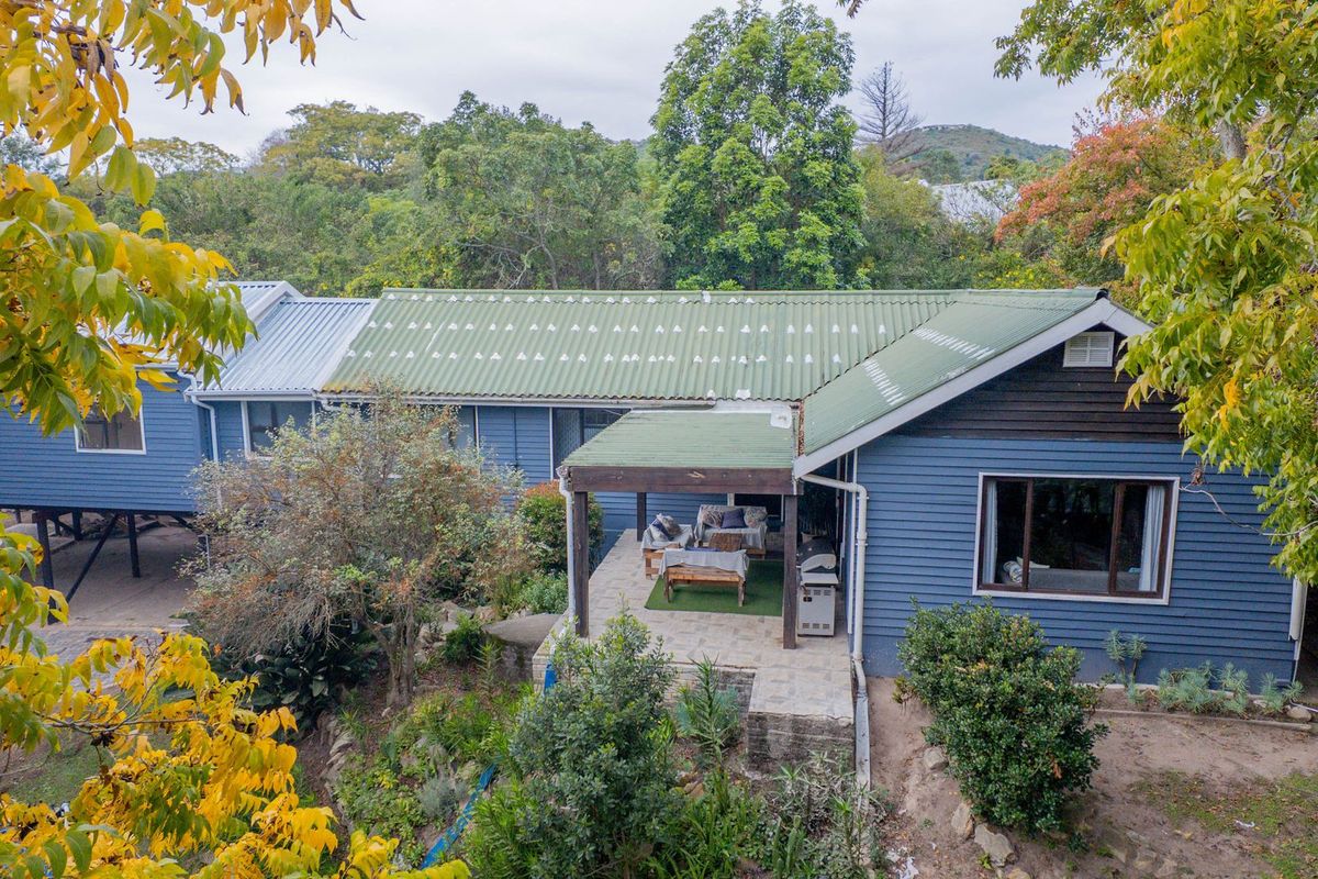 Inviting Wooden Home with Lush Garden & Separate Flat - Photo 3