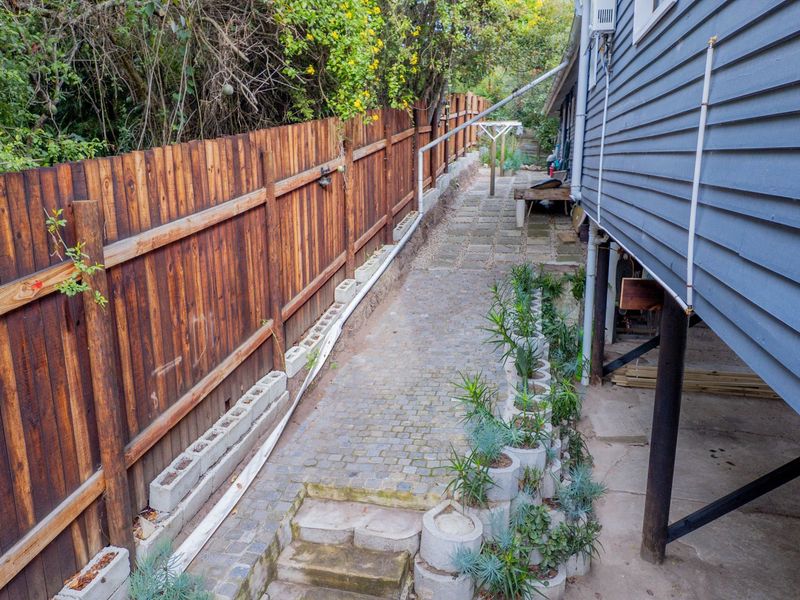 Inviting Wooden Home with Lush Garden & Separate Flat - Photo 8