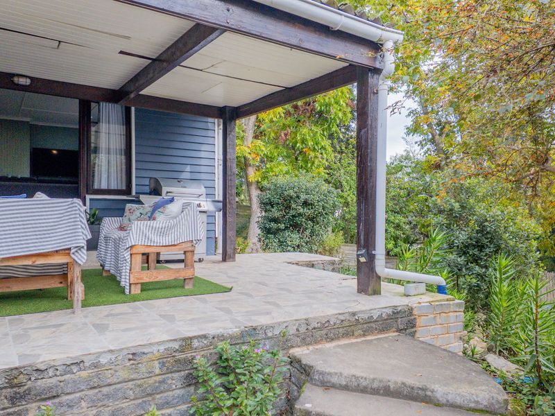 Inviting Wooden Home with Lush Garden & Separate Flat - Photo 7